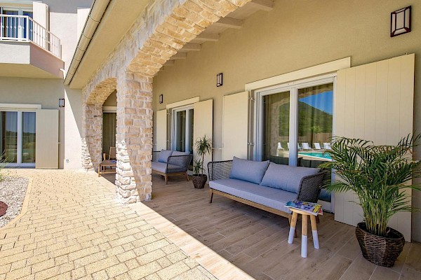 Holzfenster mit Fensterläden