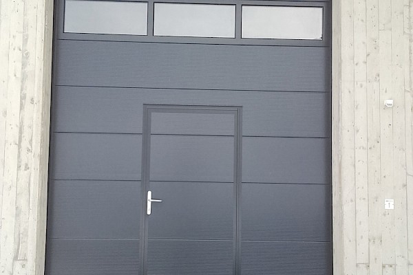 Industrie-Sektionaltor mit Schlupftür