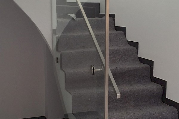 Edelstahl-Glas-Trennwand, Edelstahl-Handlauf